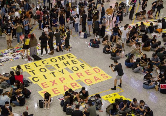 斜孭袋：香港街頭的時尚與實用分析
