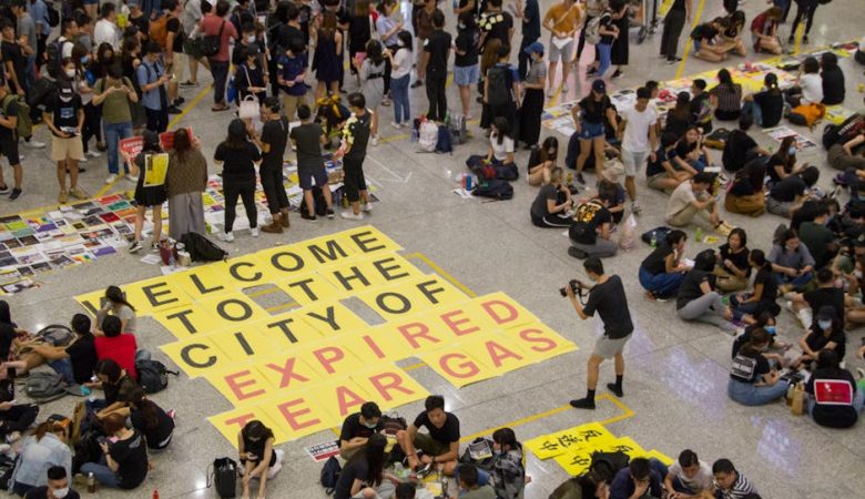 斜孭袋：香港街頭的時尚與實用分析