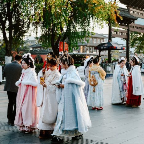 斜孭袋：香港街頭的時尚與實用分析